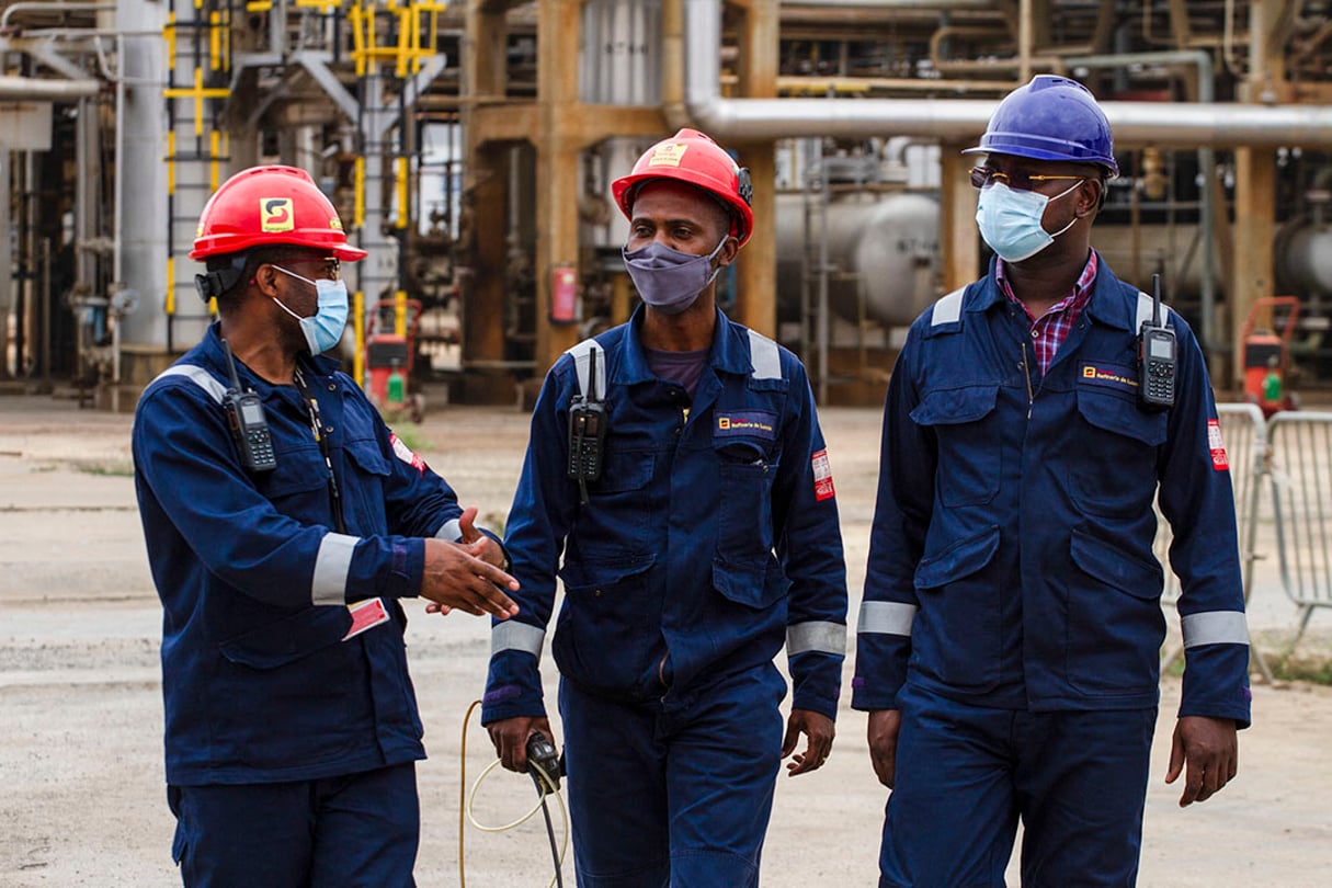 Employés de la raffinerie de Luanda appartenant à la compagnie nationale, octobre 2020. © Osvaldo Silva / AFP