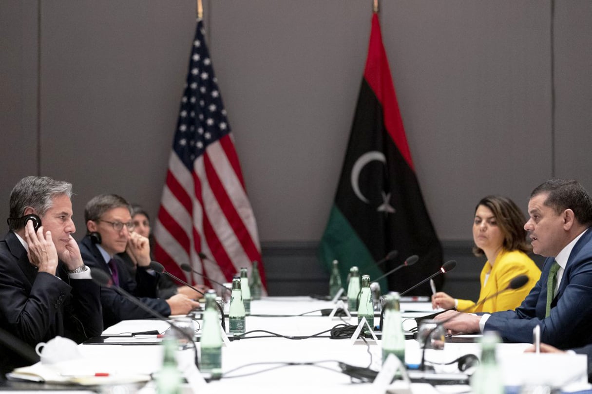 Le secrétaire d’État américain Antony Blinken (à gauche) assiste à une réunion avec le Premier ministre libyen Abdul Hamid Dbeibeh (à droite) à Berlin, en Allemagne, le 23 juin 2021. © ANDREW HARNIK/AFP