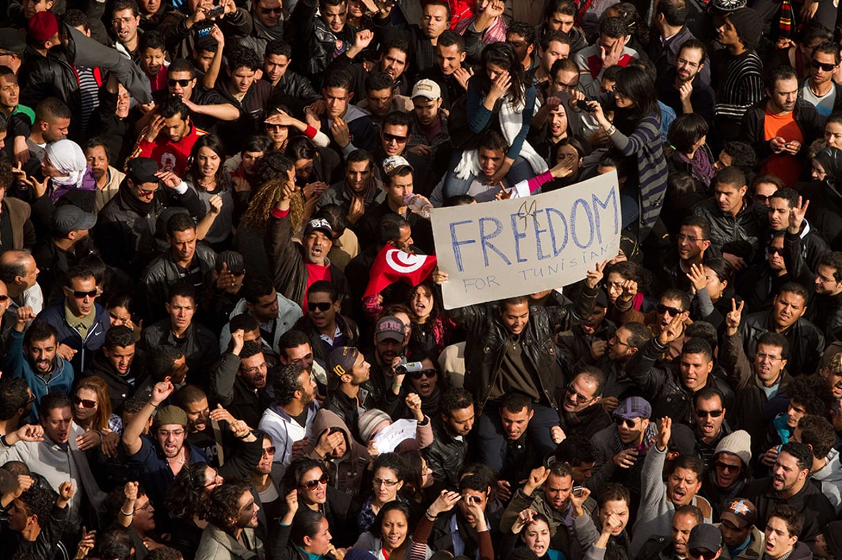 Le 14 janvier 2011, à Tunis, environ dix-mille Tunisiens manifestaient devant le ministère de l’Intérieur, après le discours télévisé du président Ben Ali. La police avait dispersé la foule à l’aide de gaz lacrymogènes. © HALEY/SIPA