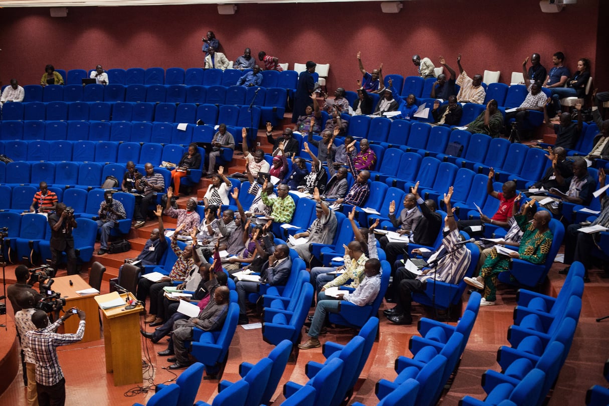 Les députés de la transition votent à main levée la mise en accusation de Blaise Compaoré et des anciens ministres de son gouvernement devant la Haute Cour de Justice. © Sophie Garcia/hanslucas