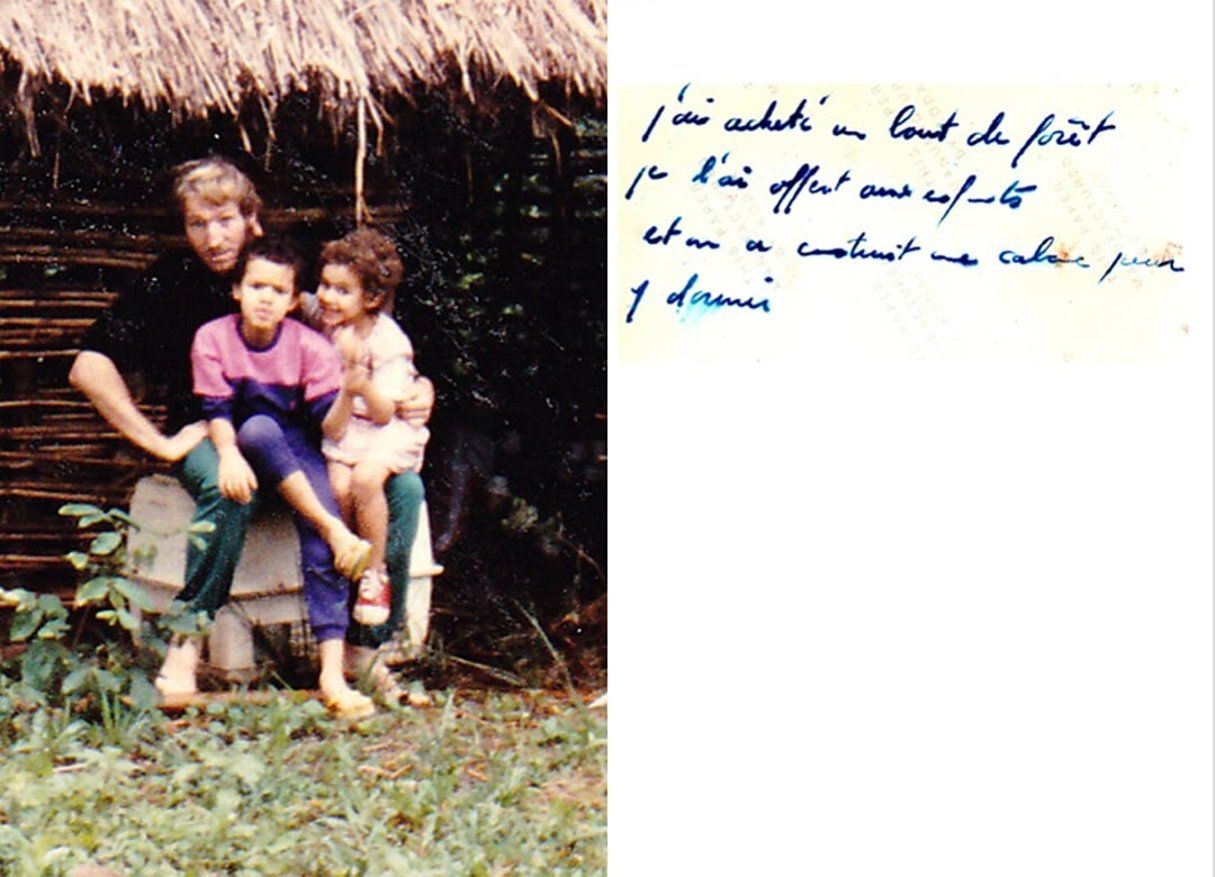 Musigati, 1988. Gaël Faye aux cotés de sa sœur, Johanna, sur les genoux de leur père.