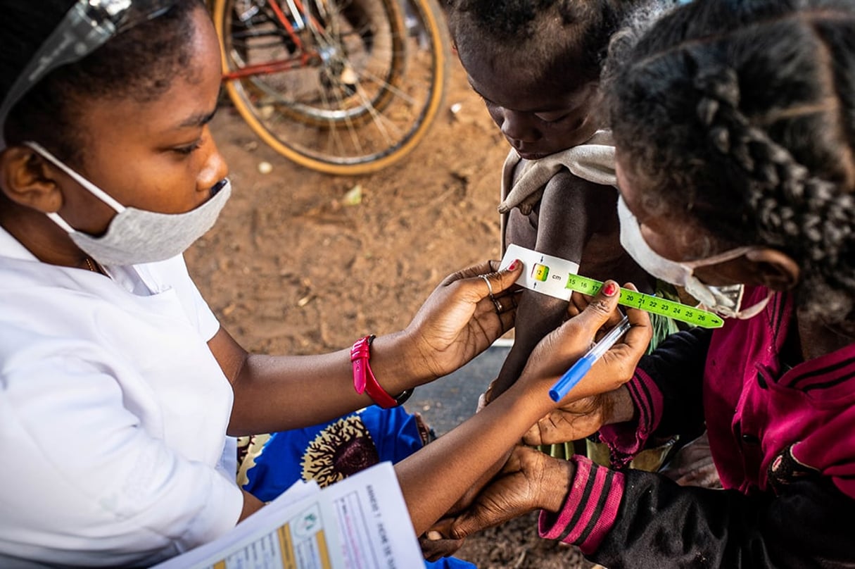 Un enfant est dépisté pour la malnutrition sur la circonférence du bras dans un projet de nutrition à Etakaky, district d’Ampanihy, Madagascar, le 3 mai 2021. © Viviane Rakotoarivony/UNO for the CHA/Handout via REUTERS