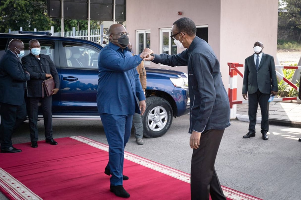 Le président rwandais Paul Kagame accueille le président de la RDC Félix Tshisekedi au poste frontière de la Grande Barrière à Rubavu, au Rwanda, le 25 juin 2021. © SIMON WOHLFAHRT/AFP