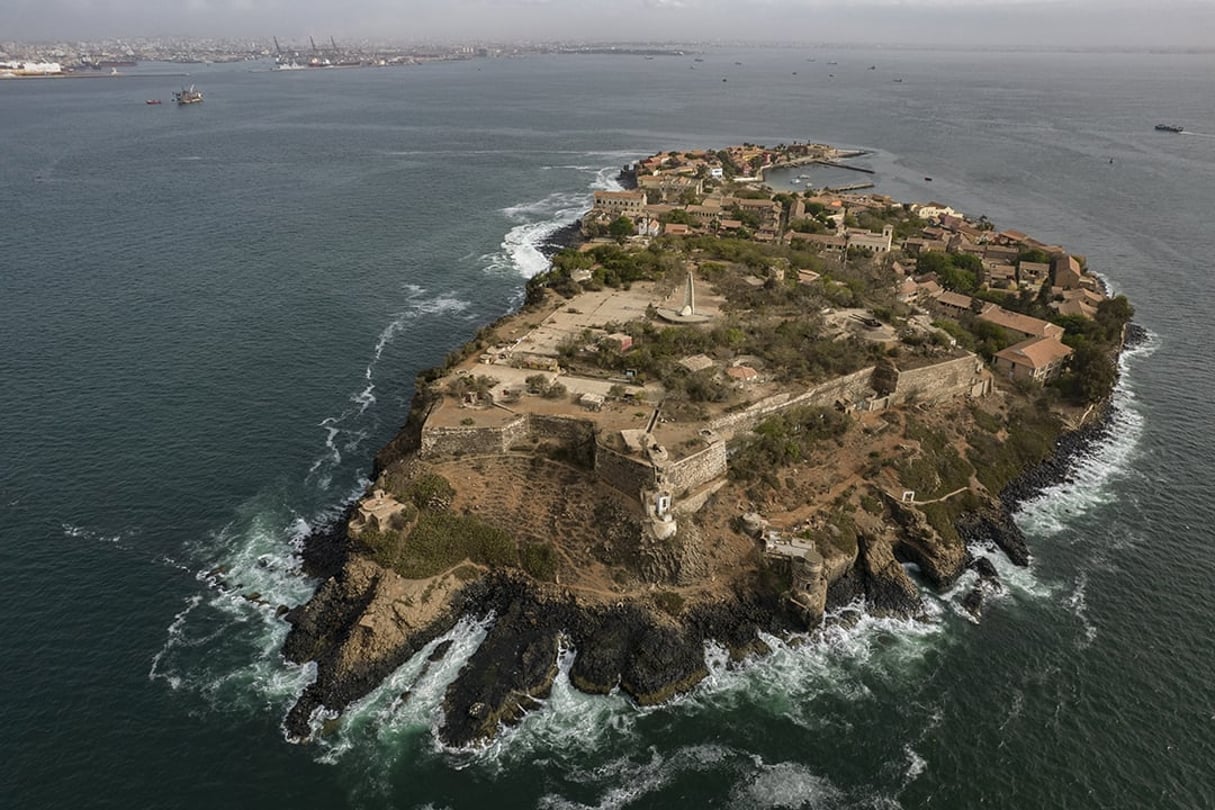 Petit bout de terre de moins de 1 km2, Gorée est située à 3,5 km au large du port de Dakar. © Sylvain Cherkaoui pour JA