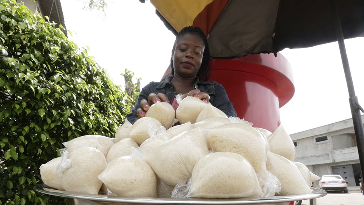 Vente d’attiéké à Abidjan © LEGNAN KOULA/MAXPPP