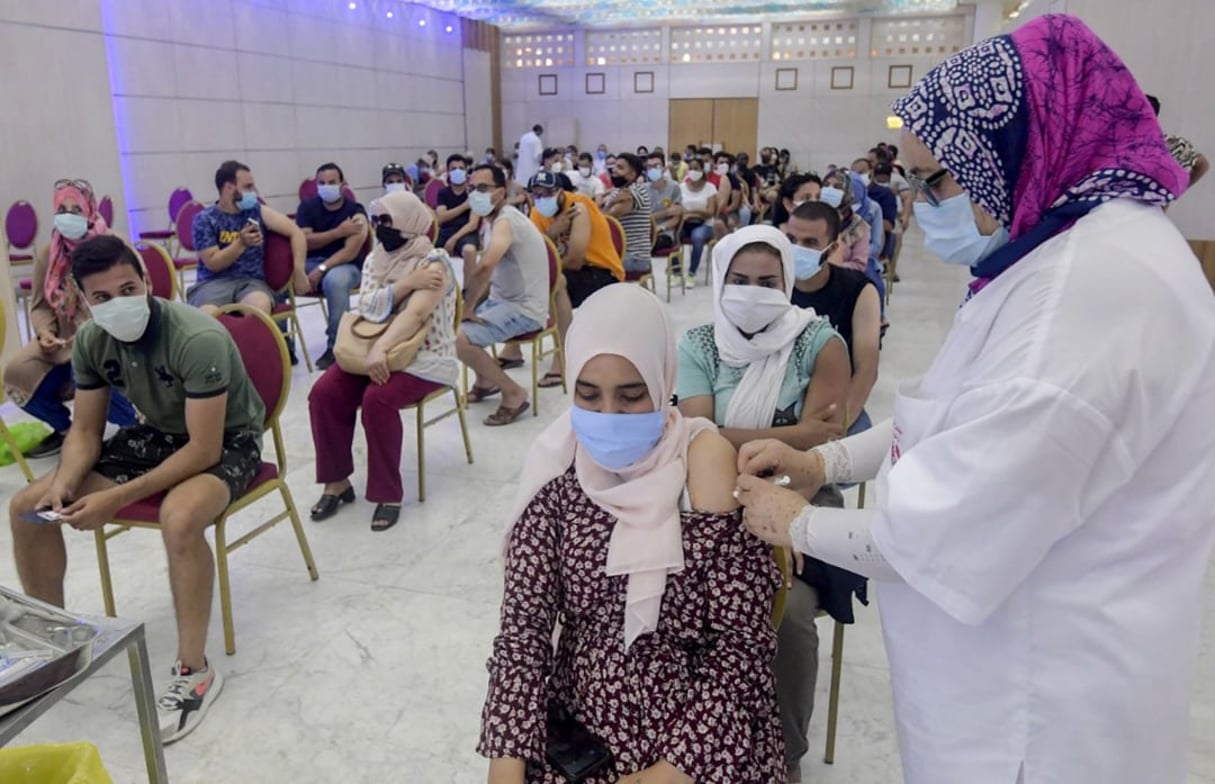 Une femme reçoit une dose de Sinopharm au centre de vaccination du Palais des congrès à Tunis. A Tunisian woman receives a dose of the Chinese Sinopharm vaccine at the Palais des Congres in the capital Tunis on July 20, 2021. – Tunisia, where vaccine stocks remained limited until recently, only fully vaccinated 913,000 people, or about 8% of its population, a rate that remains among the highest in Africa
© FETHI BELAID/AFP