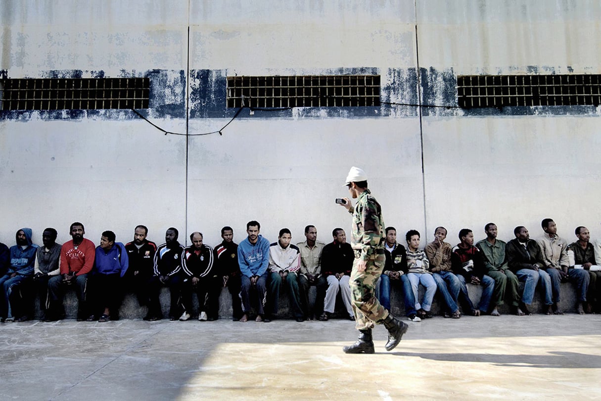 Lors de la révolution libyenne, des rebelles emmènent la presse interviewer les prisonniers qu’ils ont capturés lors des combats pour Benghazi. © Mads Nissen/Berlingske/Panos-REA