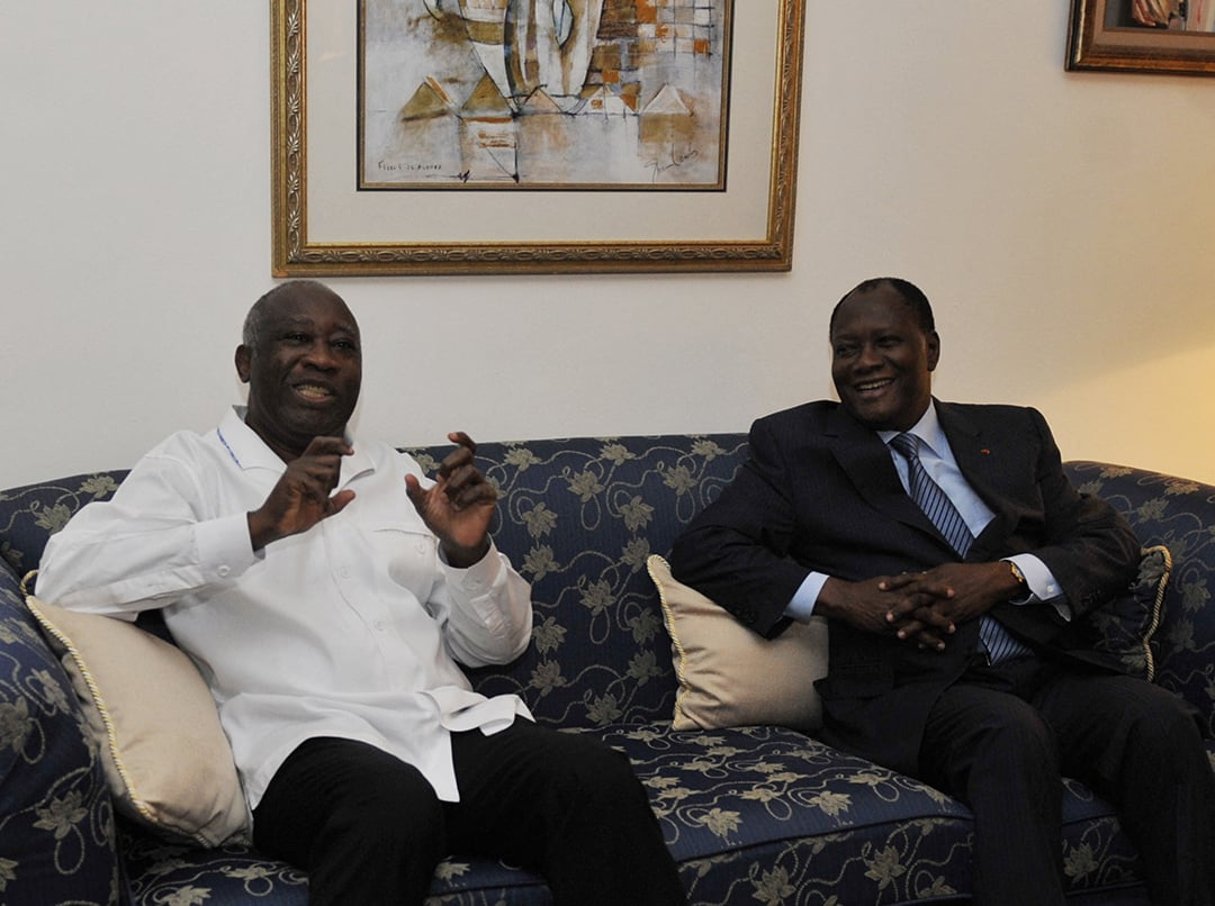 Sur cette photo d’archives, le président ivoirien Laurent Gbagbo (à gauche) rencontre Alassane Dramane Ouattara, ancien Premier ministre et actuel président du Rassemblement des républicains (RDR), à Abidjan le 17 mai 2010. © SIA KAMBOU/AFP