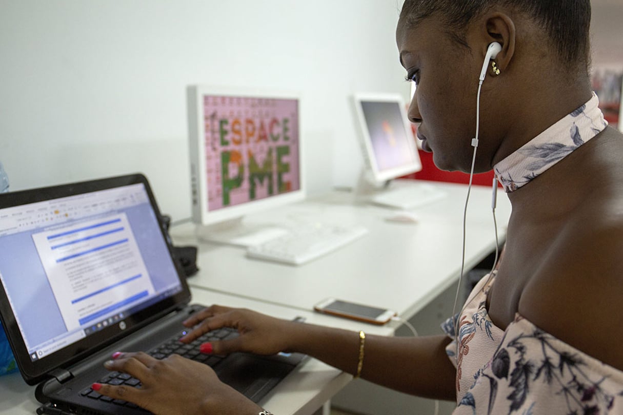 Incubateur de jeunes entreprises au Gabon, en 2018. © Jacques Torregano pour JA