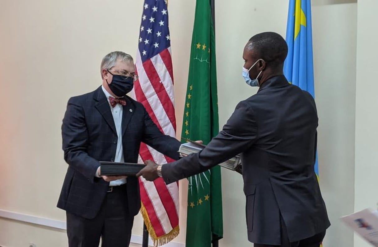 Paul Sabatine, le directeur de mission de l’USAID (à g.), et Samy Adubango, le vice-ministre congolais des Affaires étrangères, à Kinshasa, le 20 juillet 2021. © U.S.Embassy Kinshasa/Twitter
