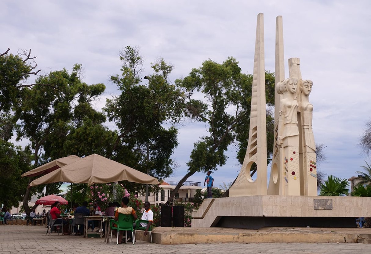 Terrasse sur la place du Monument, à Baguida, sur le littoral sud-est de Lomé, près du monument du Centenaire germano-togolais. © Caroline Chauvet pour JA