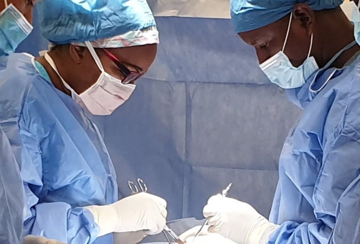 La chirurgienne Adama Saidou (à g.) au bloc opératoire, à l’Hôpital général de référence de Niamey. © DR