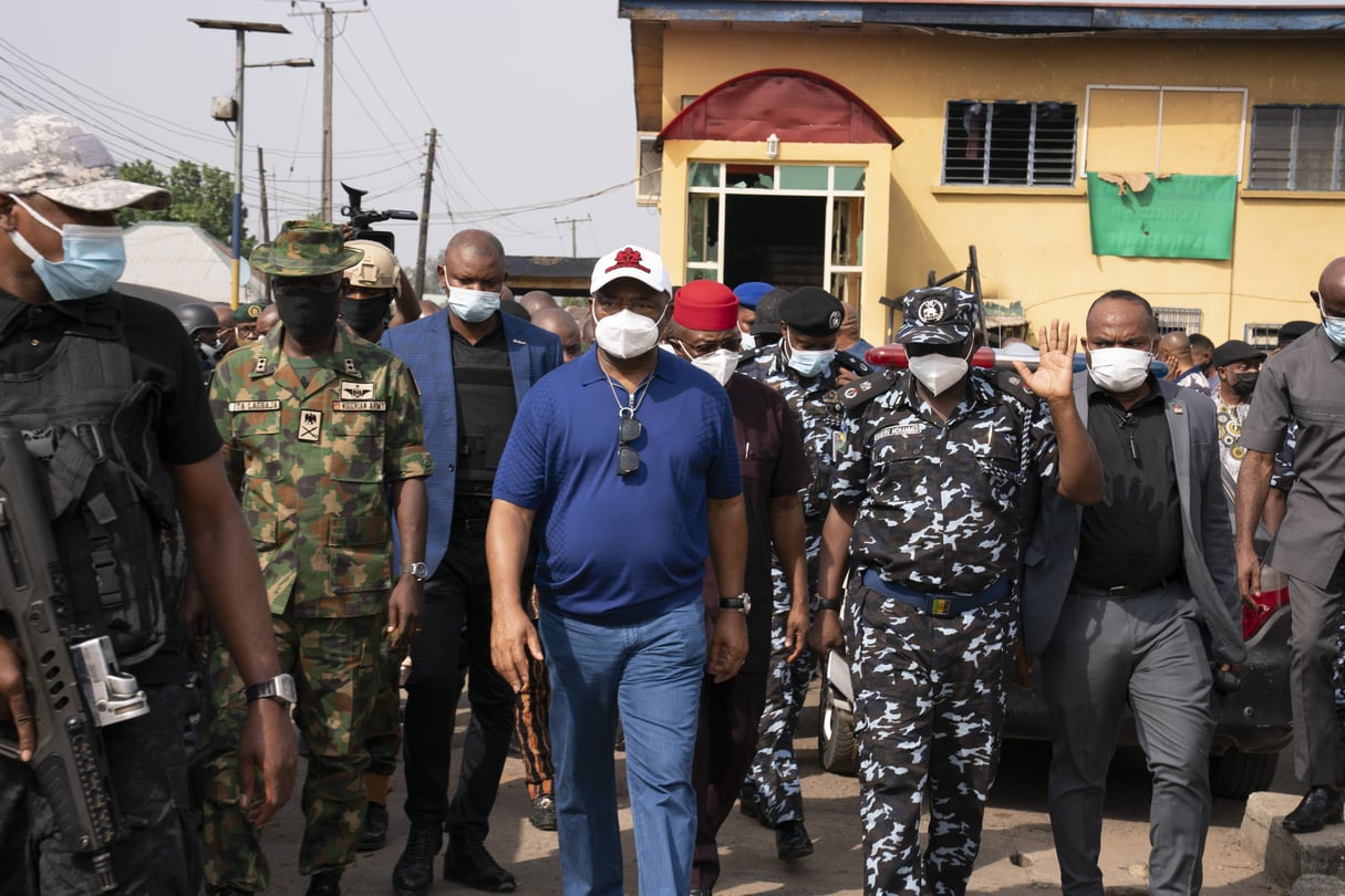 Hope Uzodinma, le gouverneur de l’État d’Imo, sur les lieux d’une attaque visant la police nigériane, le 5 avril 2021 à Owerri. © SIPA/AP/David Dosunmu