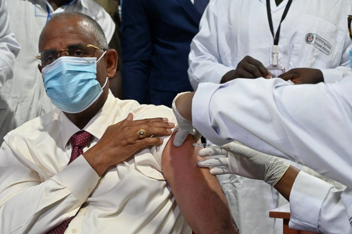 Le Premier ministre Patrick Achi se fait vacciner contre le covid-19, le 1er mars 2021. © Issouf SANOGO/AFP