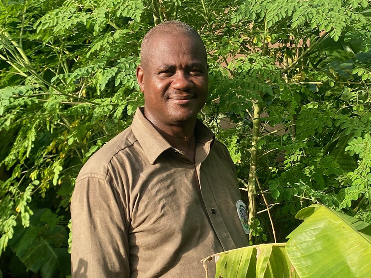 Aziz Mahamadou dans le jardin tropical qu’il a recréé au siège de son entreprise, à Niamey. © François-Xavier Freland pour JA