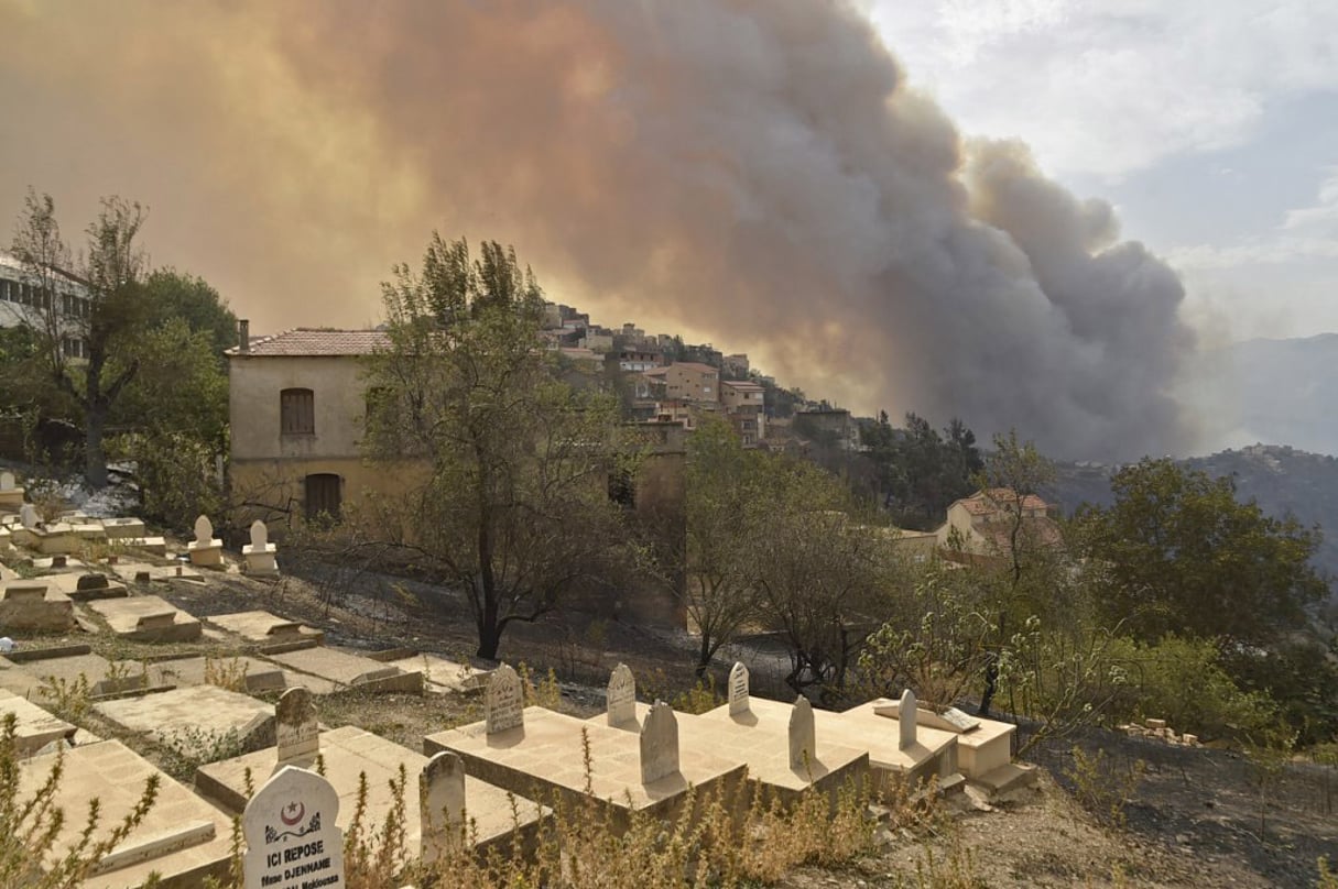 Un des incendies qui ravagent l’Algérie, en Kabylie, le 10 août 2021. © RYAD KRAMDI/AFP