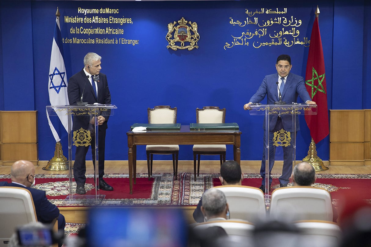 Le ministre israélien des Affaires étrangères, Yaïr Lapid, et le chef de la diplomatie marocaine, Nasser Bourita (à droite) à Rabat, le 11 août 2021. © Mosa’ab Elshamy/AP/SIPA