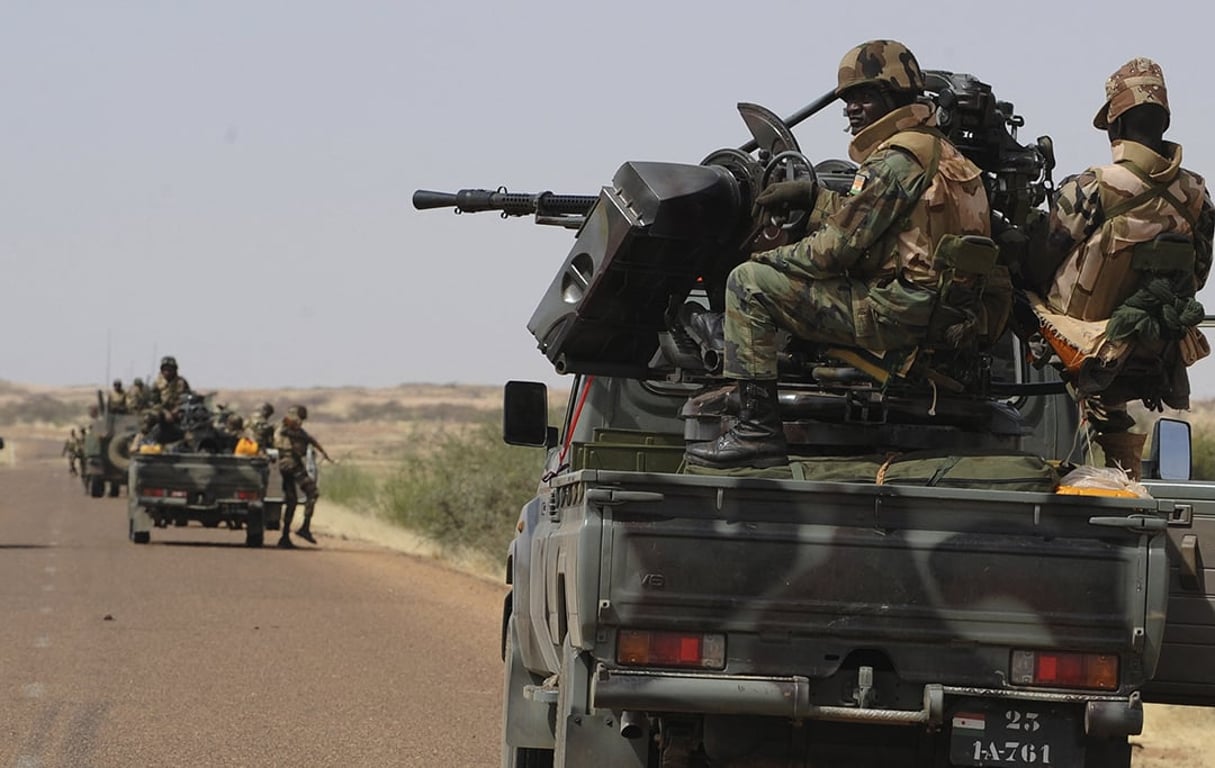 Convoi de l’armée nigérienne se dirigeant vers la ville d’Ansongo, dans le nord du Mali, le 29 janvier 2013. © Kambou Sia / AFP