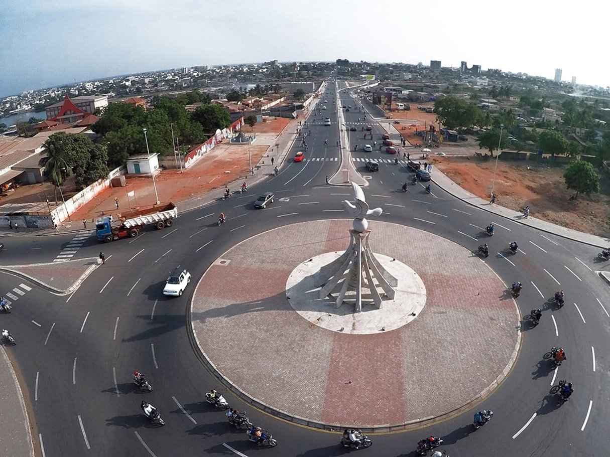 L’emblématique rond-point de la Colombe-de-la-Paix, à Lomé. © Louis Vincent pour JA