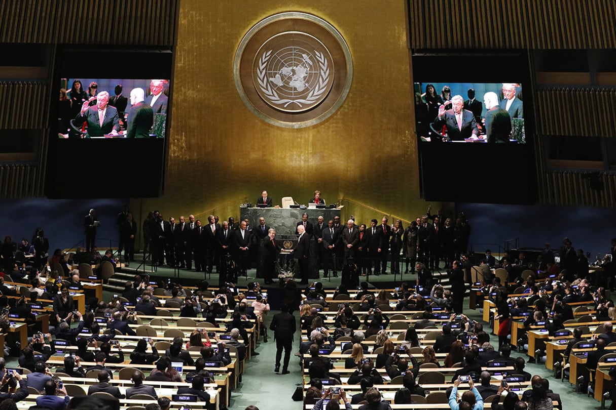 António Guterres lors de sa prestation de serment devant le président de l’Assemblée générale, Peter Thomson, au siège de l’ONU, à New York, le 12 décembre 2016. © Lucas Jackson/Reuters