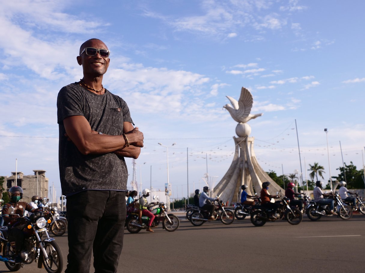 Le plasticien Camille Tété Azankpo, sur le rond-point de la Colombe-de-la-Paix, à Lomé. © Caroline Chauvet pour JA