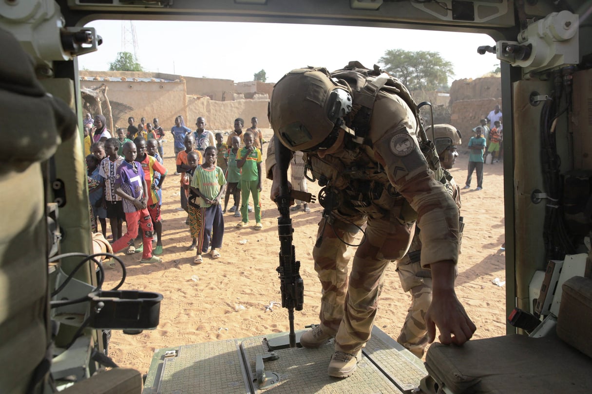 Des soldats de l’opération Barkhane, engagés dans la lutte contre les groupes jihadistes au Sahel depuis 2014 © Philippe de Poulpiquet/MAX PPP