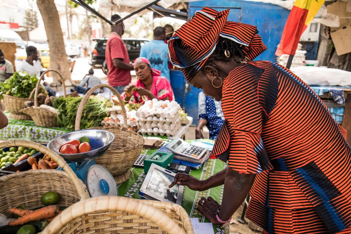 À Dakar, Binta utilise sa tablette Weebi pour gérer son stock de légumes et ses ventes. © World Bank/Vincent Tremeau