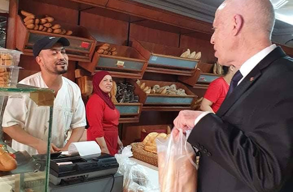 Le président Kaïs Saïed en train d’acheter son pain, le 20 août 2020. © DR