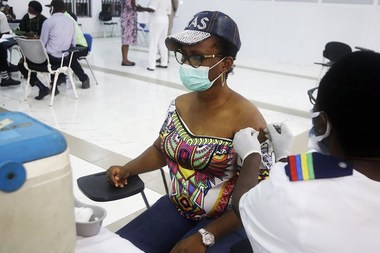 Une femme reçoit sa deuxième dose de vaccin dans un centre de vaccination à Lagos © Sunday Alamba/AP/SIPA