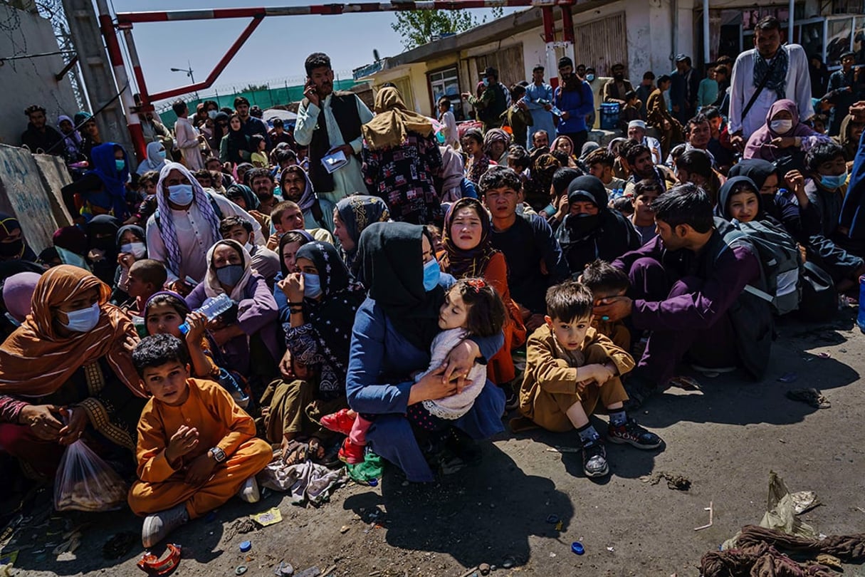 Le 25 août, des femmes et des enfants afghans attendent de pouvoir fuir le pays à l’aéroport de Kaboul © MARCUS YAM/LA TIMES/SHUTTERSTOCK/Sipa