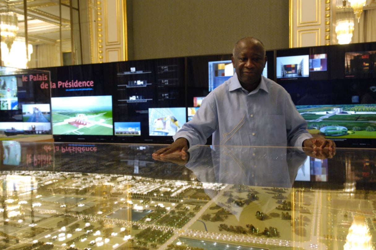 Devant les maquettes des grands projets de la capitale, Laurent Gbagbo, président de la République de Côte d’Ivoire, dans son palais présidentiel, le 13 décembre 2009, à Yamoussoukro, Côte d’Ivoire. © Vincent Fournier/Jeune Afrique