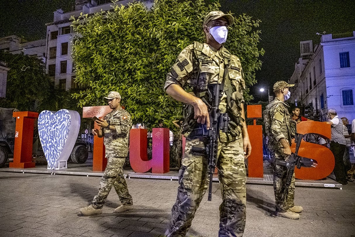 Des militaires déployés avenue Habib-Bourguiba, à Tunis, peu après la déclaration du président, le 25 juillet 2021. © Nicolas Fauqué