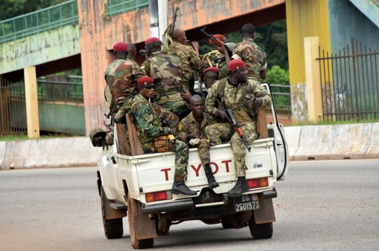 Des militaires guinéens dans le quartier de Kaloum, dans le centre de Conakry, capitale de la Guinée, le 5 septembre 2021. © CELLOU BINANI/AFP