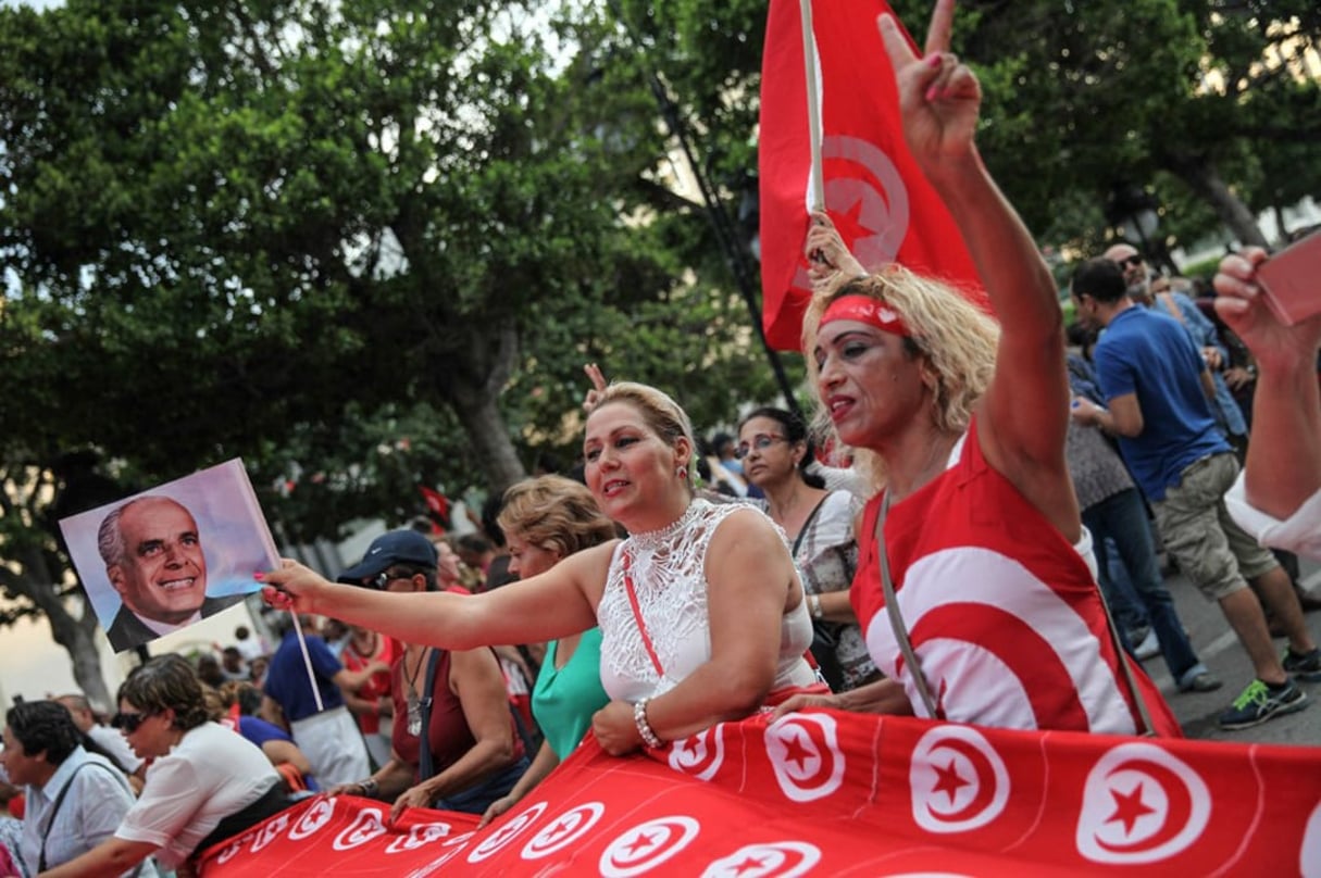 Manifestantes féministes lors de la célébration de la Journée nationale de la femme  à Tunis, le 13 août 2018. © CHEDLY BEN IBRAHIM/AFP