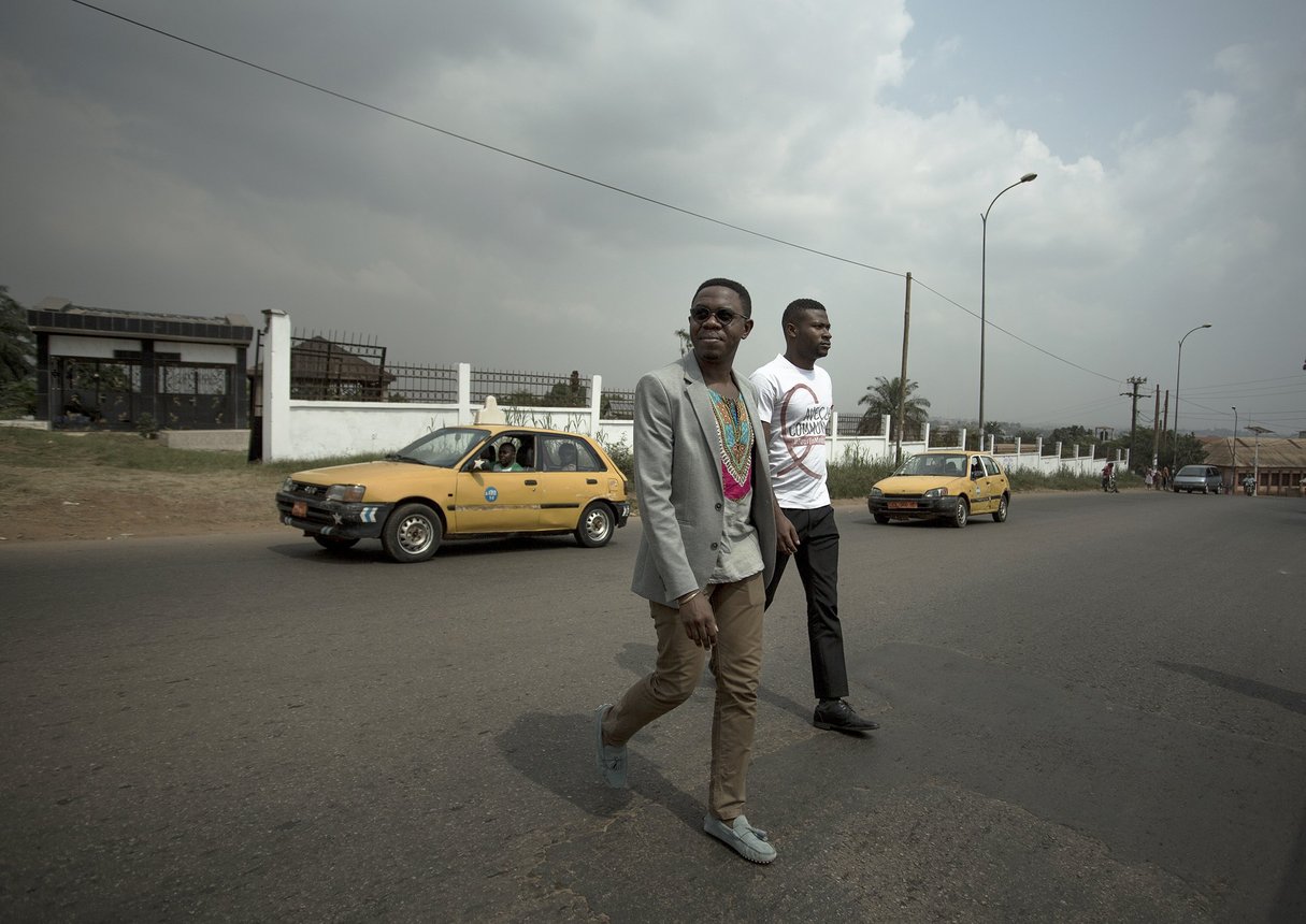 Serge Yotta dans la banlieue de Yaoundé. Serge Yotta walks through his local market on the outskirts of  Yaounde buying food for a lunch with friends later that afternoon. 
© The Global Fund Advocates Network