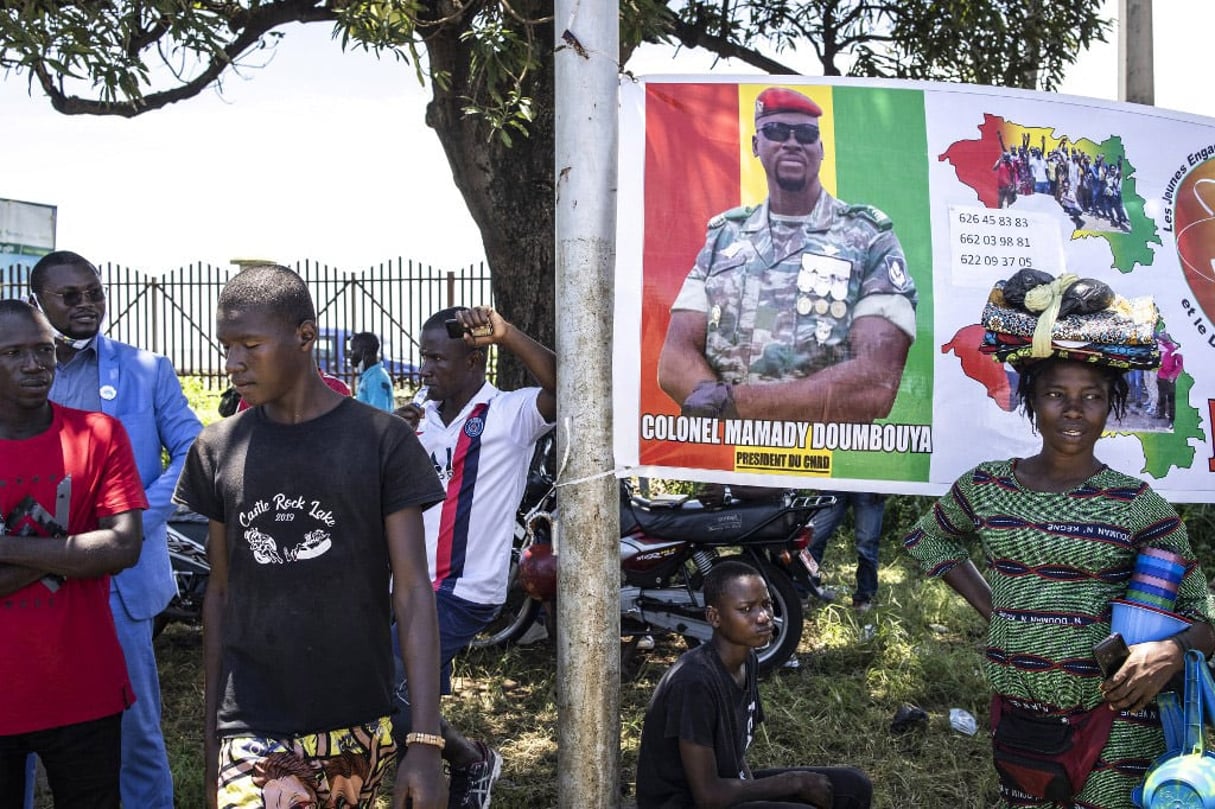 Des partisans du chef de la junte, le colonel Mamady Doumbouya, devant le Palais du peuple, à Conakry, le 11 septembre 2021. © JOHN WESSELS/AFP
