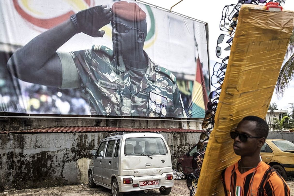 Affiche montrant le portrait du colonel Mamady Doumbouya, à Conakry, le 11 septembre 2021. © JOHN WESSELS / AFP