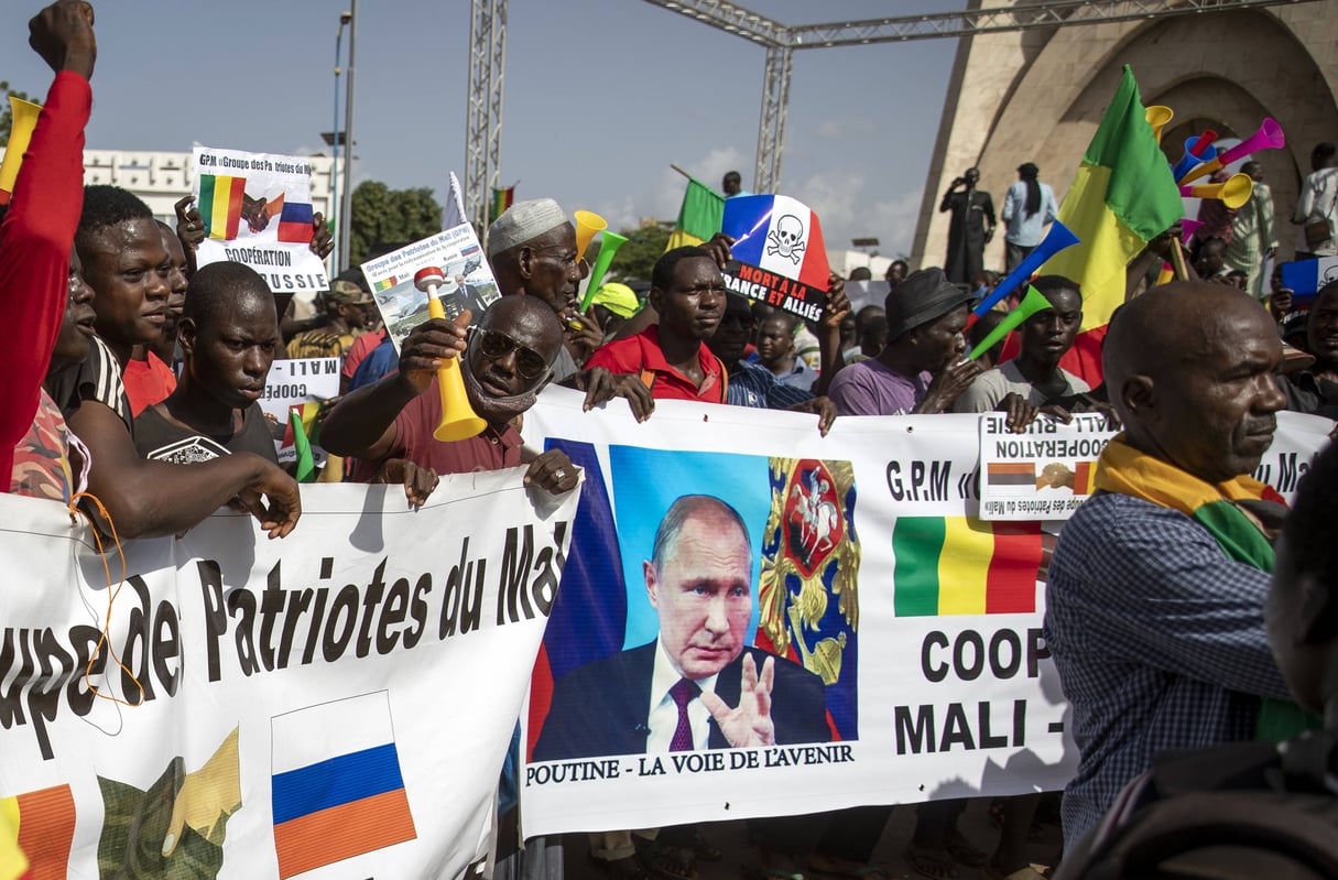 Des partisans d’une intervention russe au Mali, lors d’une manifestation en faveur des putschistes à Bamako, en septembre 2020. © /AP/SIPA