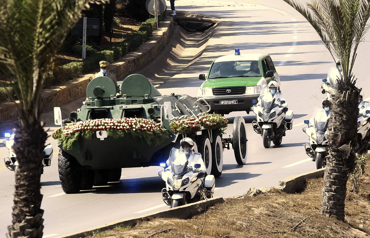 Le convoi transportant la dépouille de l’ex-président Abdelaziz Bouteflika, le 19 septembre 2021. © Fateh Guidoum/AP/Sipa