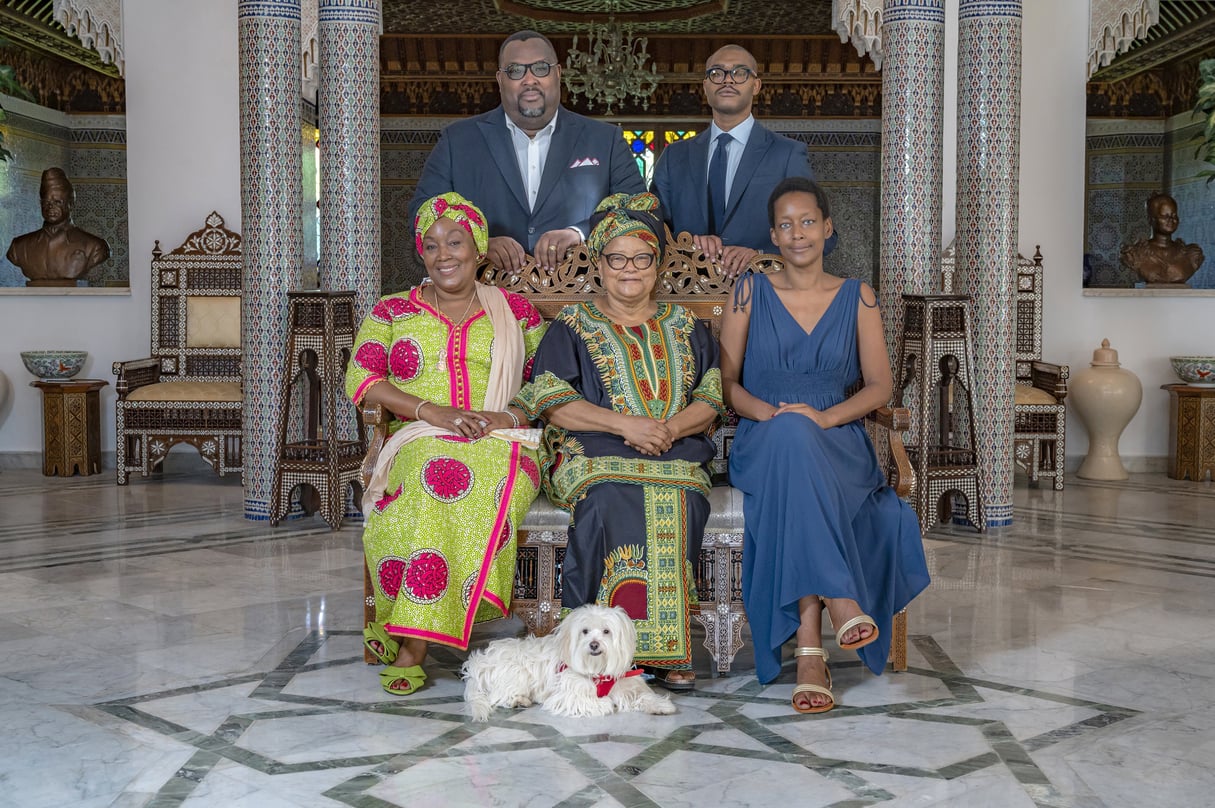 Assise au centre, Mama Bobi Ladawa, veuve de Mobutu, entourée de Ngawali (à g.) et Yalitho, deux des filles du maréchal. Debout, Nzanga (à g.) et Nyiwa, ses fils et petit-fils. © HOC pour JA