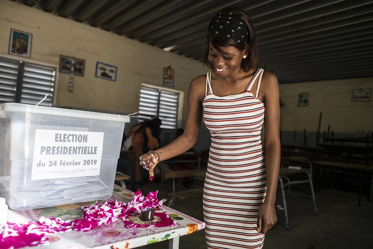 Une jeune électrice dans un bureau de vote de Dakar, lors de la présidentielle du 24 février 2019. © Sylvain CHERKAOUI pour JA