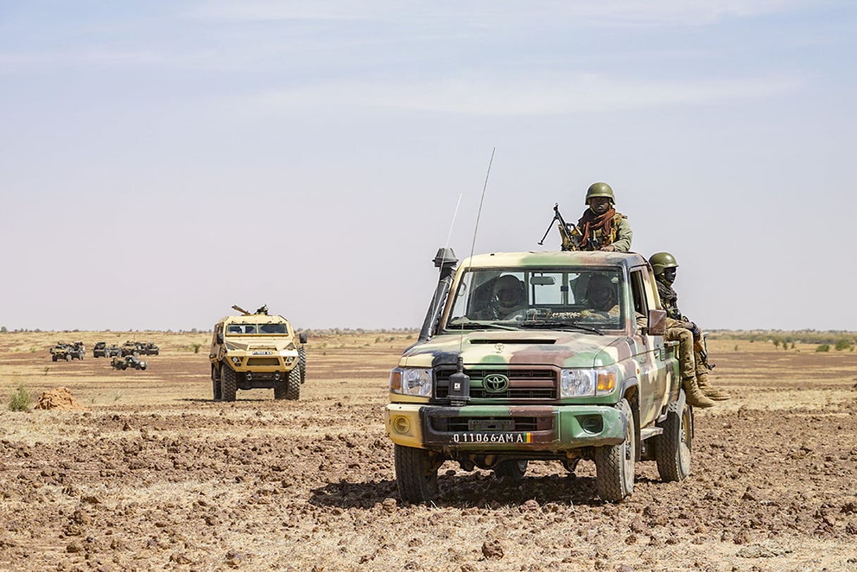 Désert du Sahel : coopération des forces armées maliennes et françaises dans la lutte contre des groupes armés terroristes, au nord du Mali, en janvier 2021. © FREDERIC PETRY/Hans Lucas via AFP