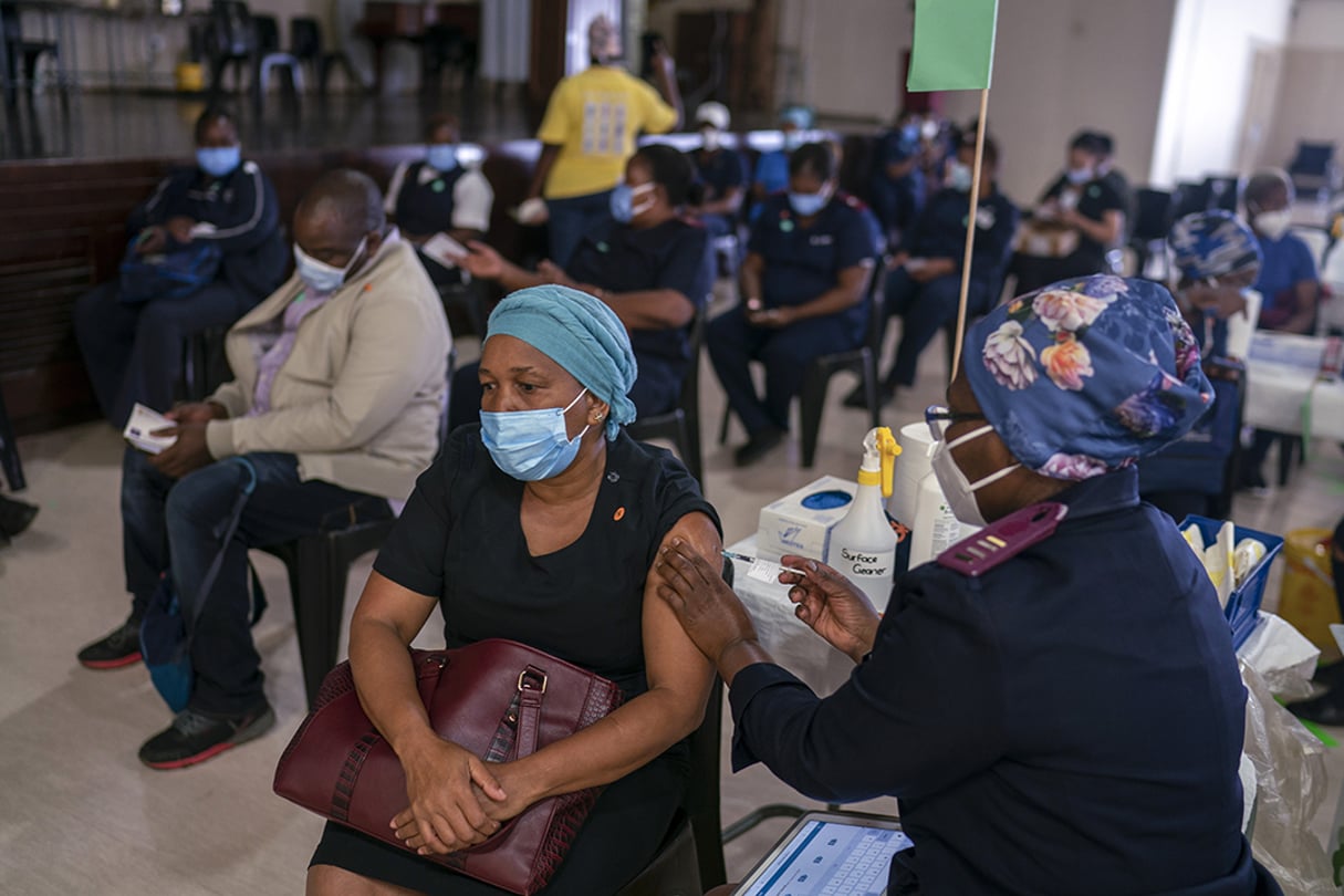 Un agent de santé reçoit le vaccin Covid-19 sur le terrain d’un hôpital académique, à Johannesburg (Afrique du Sud). © JOAO SILVA/The New York Times-REDUX-REA