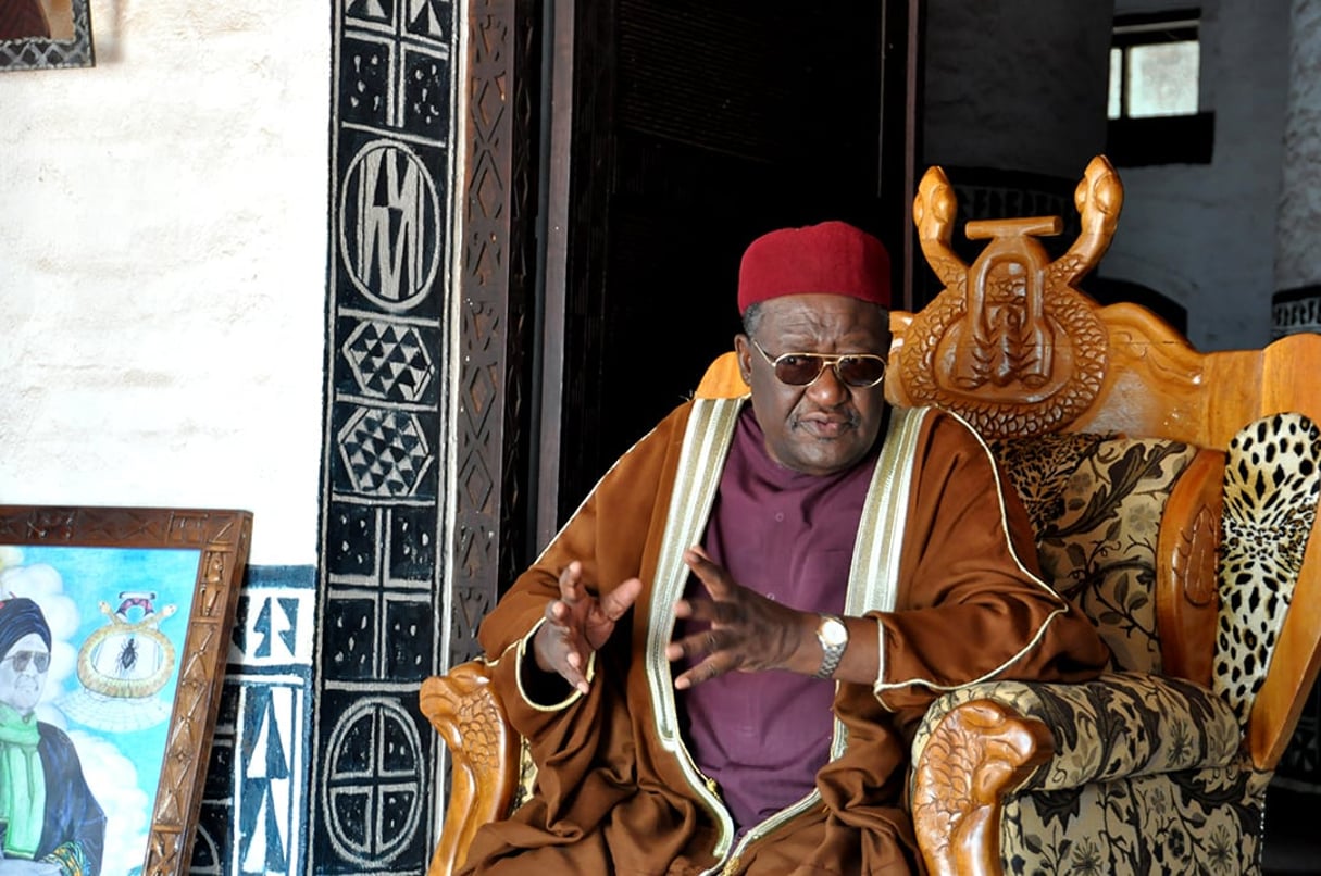 Ibrahim Mbombo Njoya Le sultan des bamoun devant son palais à Foumban
© MABOUP