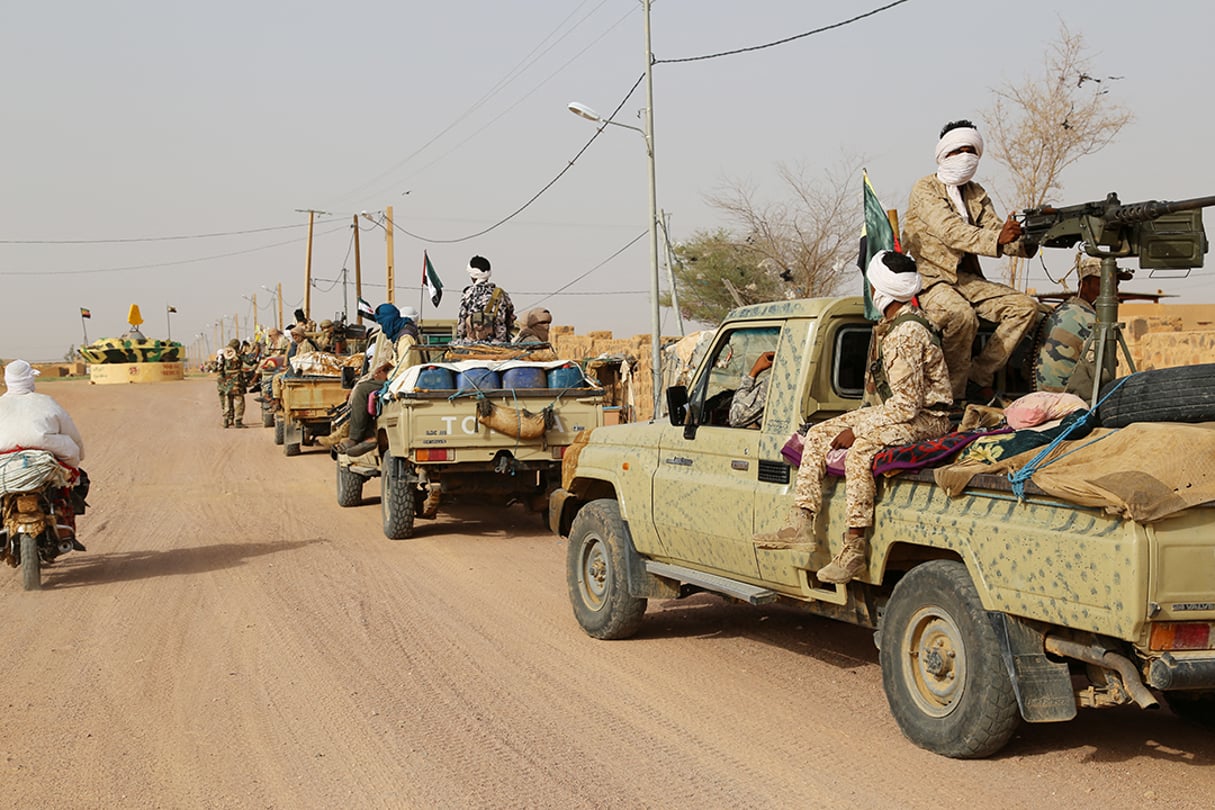 Des combattants touaregs de la CMA roulent près de Kidal, dans le nord du Mali en 2016. © AFP