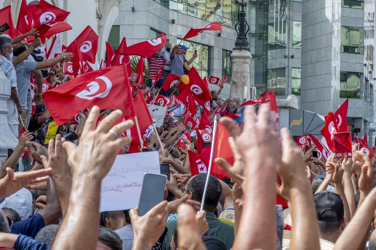 Manifestation anti-Saïed et pour la préservation de la Constitution de 2014, avenue Habib-Bourguiba, à Tunis, le 26 septembre. © Nicolas Fauqué/www.imagesdetunisie.com