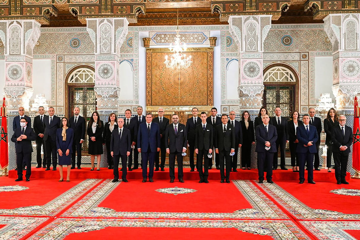 Le roi Mohammed VI entouré des membres du nouveau gouvernement marocain, le 7 octobre, à Rabat. © MAP