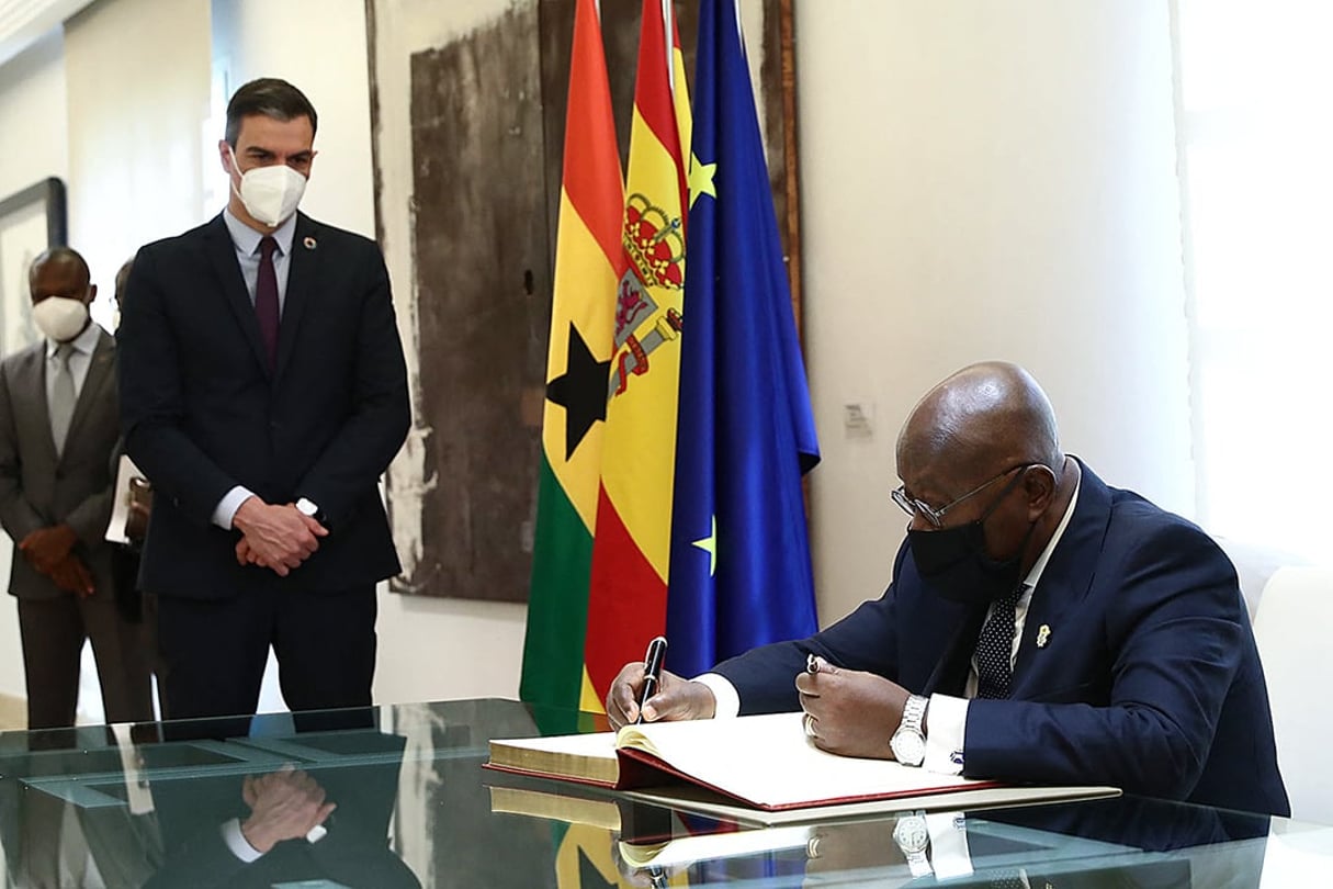 Le président ghanéen Nana Akufo-Addo signe un livre d’or (droite) à côté du premier ministre espagnol Pedro Sánchez, au palais de La Moncloa, à Madrid, le 29 mars 2021. © FERNANDO CALVO/ LA MONCLOA / AFP