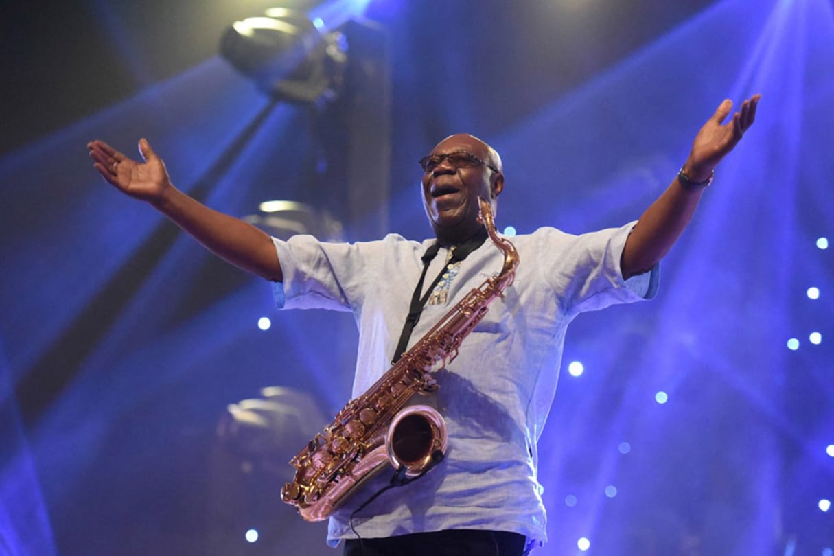 Manu Dibango en concert à l’hôtel Ivoire d’Abidjan, en juin 2018 © SIA KAMBOU/AFP