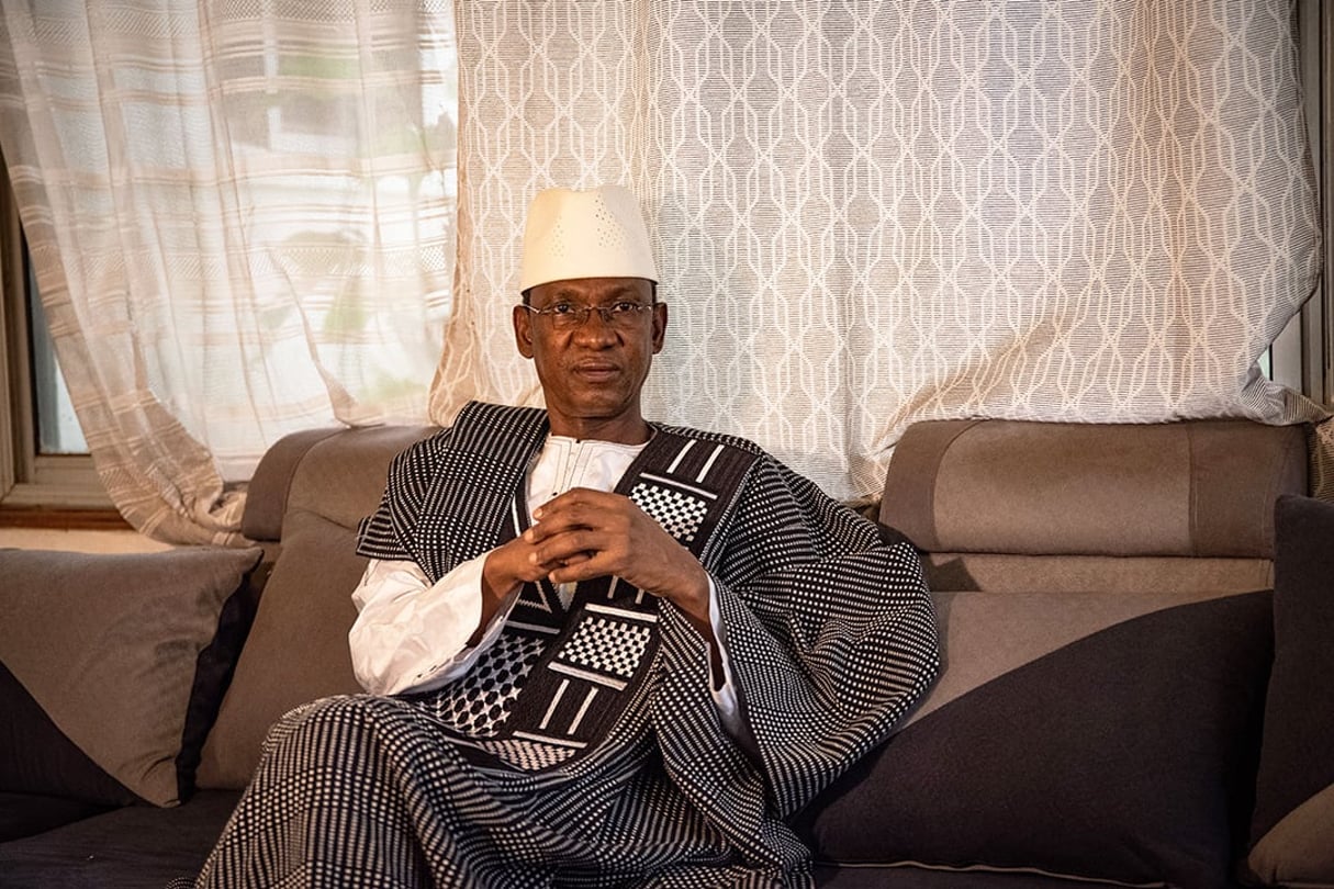 Le Premier ministre malien Choguel Kokalla Maïga, dans une dépendance de sa résidence officielle à Bamako, lors de l’entretien qu’il a accordé à Jeune Afrique le 16 octobre 2021. © Nicolas Réméné pour JA